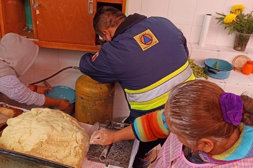 Supervisa Protección Civil de Huamantla buen estado de los tanques de gas en el mercado municipal